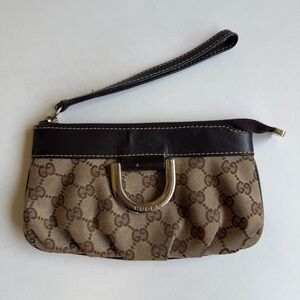 GUCCI // d-ring wristlet